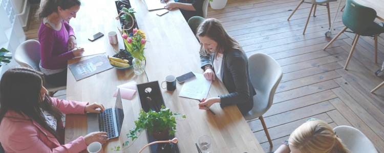 自己肯定感は、自己決定感と心理的距離が育まれることで高まる